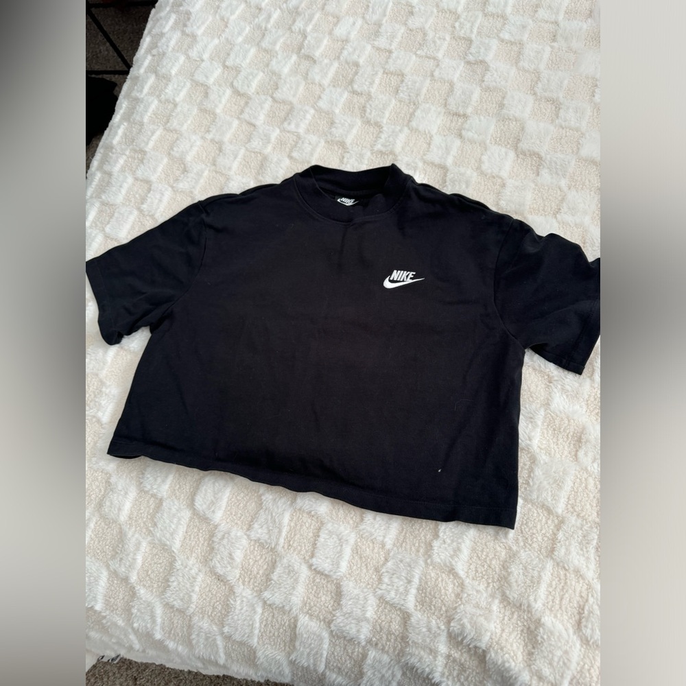 Nike women’s cropped heavy cotton tee. Black.